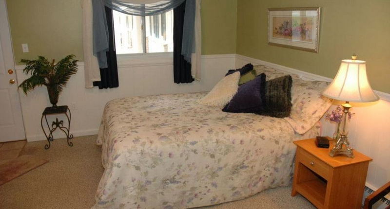 Maple Tree Inn (Maples Motel) - Web Listing (newer photo)